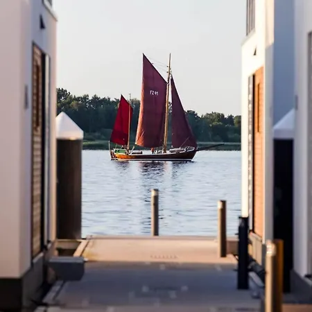 Hausboot Am Saaler Bodden, Botel